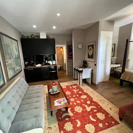 Fucsia Luxury Hotel Apartment